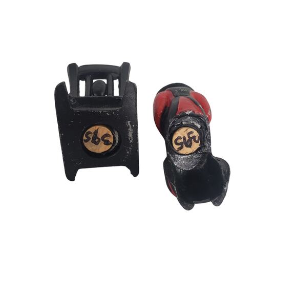 Vintage Disneyland Salt & Pepper Shakers Cast Iron Amish Woman in Rocking Chair - Picture 4 of 8